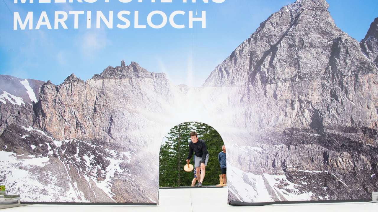 Erste Schweizer Melkstuhl-Eisbahn im Berghotel Bischofalp