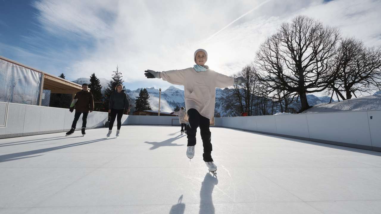 Schlittschuhfeld beim Märchenhotel Braunwald